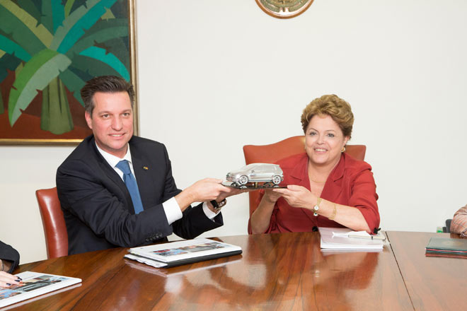Thomas Schmall, Prsident von Volkswagen do Brasil, mit Brasisliens Prsidentin Dilma Rousseff anlsslich der Ankndigung eines 170-Mio.-Euro-Zusatzinvests zur Fertigung des Golf VII in Brasislien am 03. Oktober 2013