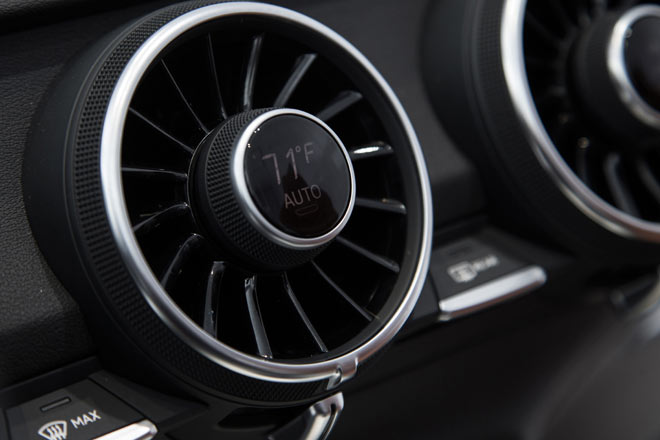 Auch die Klimabedieneinheit hat Audi neu »gedacht«. Die Wunschtemperatur wird jetzt direkt an den Ausstrmern ein- und mittig dargestellt