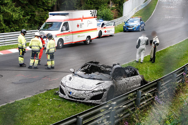 Der Sportwagen mit V6-Maschine und zwei Elektromotoren brannte vollstndig aus, die Testfahrer blieben augenscheinlich unverletzt