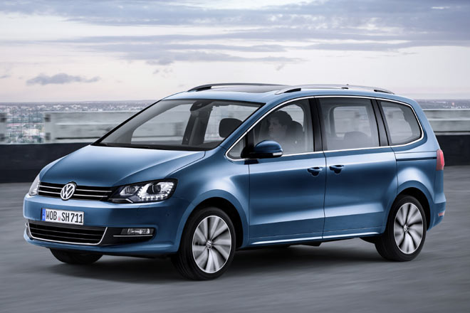 VW aktualisiert den Sharan. Optisch bleibt der groe Van nahezu unangetastet, sieht man »