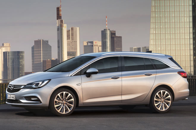 Anders als erwartet prsentiert Opel bereits auf der IAA den neuen Astra auch als Kombi. Er bleibt mit 4,70 Metern gro, setzt aber auf ein aufflligeres Design