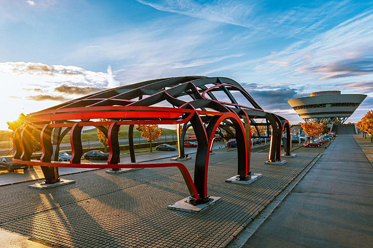 Überdimensionale Skulptur eines Porsche 911 am Porsche Experience Center Leipzig