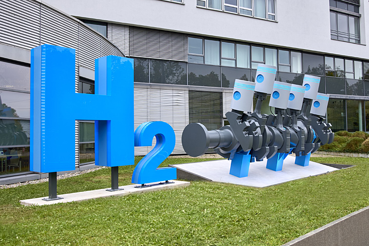 Mahle saniert Kolben-Skulptur in Stuttgart