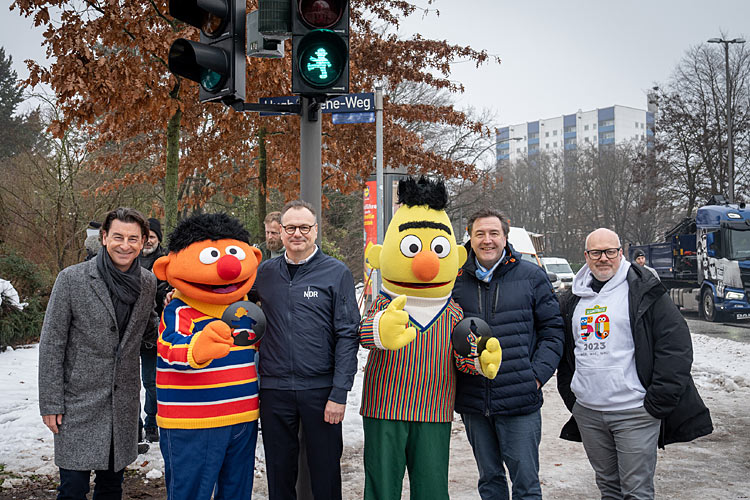 Ernie und Bert aus der Sesamstraße mit entsprechenden Fußgänger-Ampel-Symbolen in Hamburg