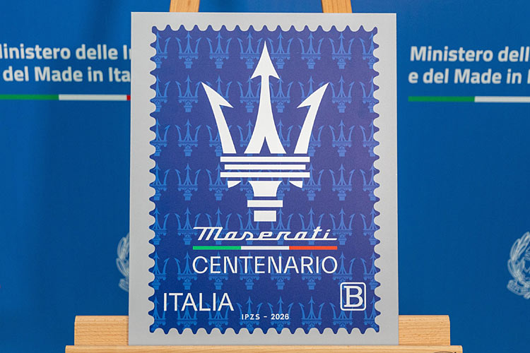 Blaue italienische Sonder-Briefmarke mit Maserati-Dreizack als Motiv