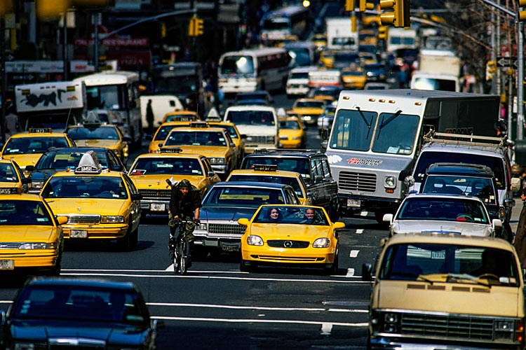 Ein gelber Mercedes SLK von 1996 inmitten gelber Taxis in New York City
