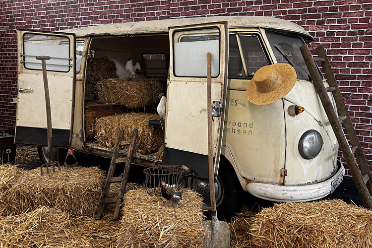 Ein VW T1 von 1956, der als Hühnerstall genutzt wurde
