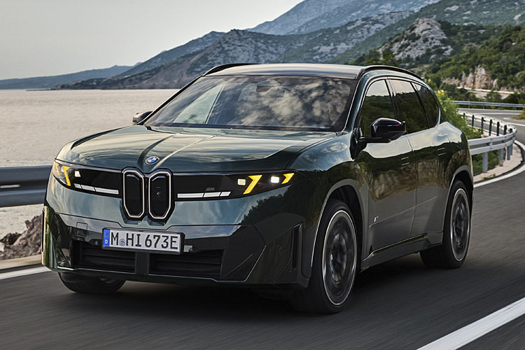 Der neue BMW iX3 M60 hat gelbes Tagfahrlicht, jedenfalls am Nicht-Tag