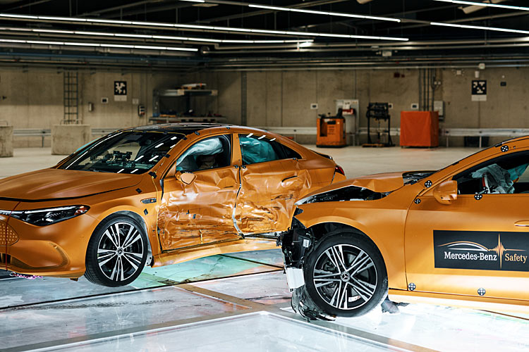 Mercedes zeigt Seiten-Crashtest zwischen zwei CLA öffentlich