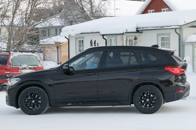 Auch eine weitere X1-Variante knnte noch dieses Jahr erscheinen: In Schweden testet BMW den verlngerten X1