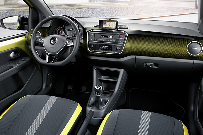Auch das Interieur hat VW deutlich aufgefrischt. Neu sind der Chromrahmen um die Mittelkonsole, die Dashpad-Designs und – berfllig – der Fensterheber-Schalter fr rechts