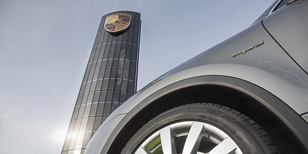 Porsche-Zentrum Berlin: Das Schild erzeugt allen Strom