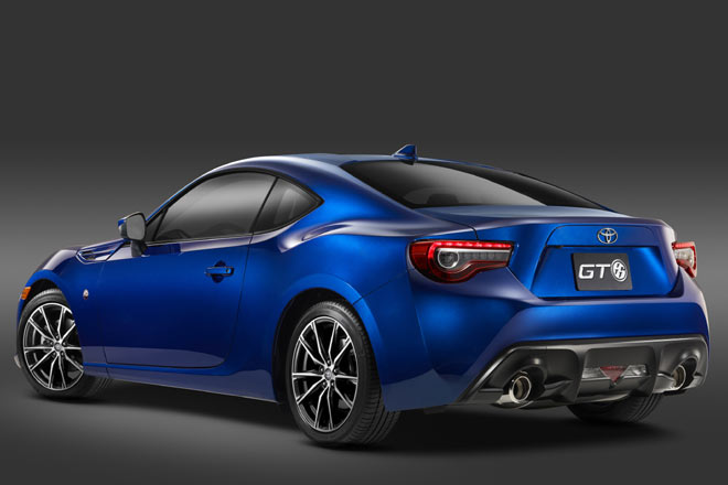 Das Heck zeigt sich spoilerbefreit und mit LED-Rckleuchten versehen, auch der Antenne hat sich Toyota angenommen