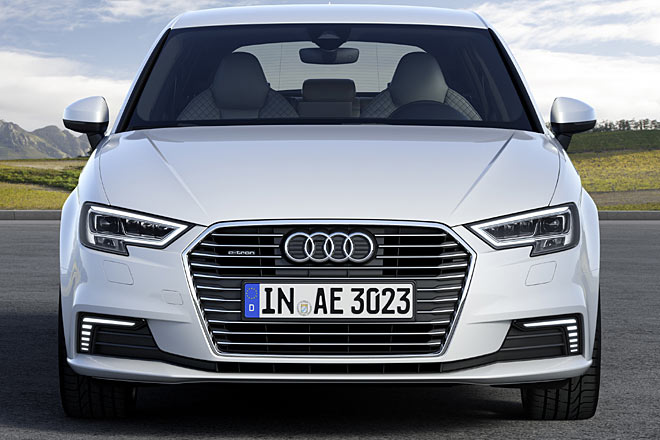 Anders als bisher und vllig Audi-untypisch trgt der Plug-in-Hybrid A3 e-tron nach VW-Vorbild knftig ein zustzliches Tagfahrlicht in der Frontschrze