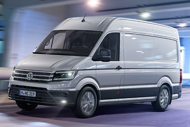 Die endlich liegenden Scheinwerfer tragen LED-Tagfahrlicht, optional auch Voll-LED-Technik. Die Zahl der Chromstrebven am Grill gibt einen Ausstattungs-Hinweis