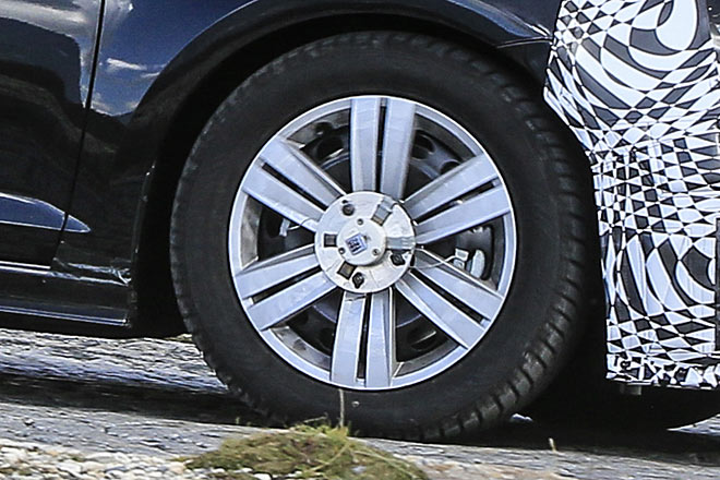 Ein 300 PS starker Golf R kann nicht auf 16 Zoll kleinen Rdern stehen, schon weil die Bremsanlage nicht darunter passt. Den Alu-Look besorgt eine simple Radkappe