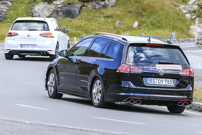 Zur Tarnung gehrt ein echter Golf R als Begleitfahrzeug. Die Abgasanlage ist Fake. Wer hinten das Emblem nicht abklebt, msste es auch vorne nicht tun, wenn »