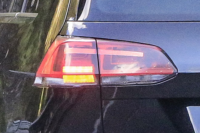 Die Heckleuchten geben Rtsel auf: Der Blinker scheint eine optische Irrefhrung zu sein, ist auf anderen Bildern aber so nicht zu sehen. Das Bremslicht  la Passat dagegen scheint neu, der obere Balken wirkt ebenfalls endgltig