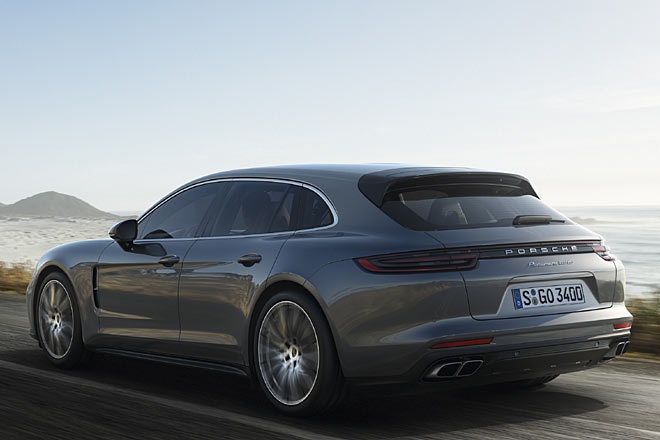 Bei gleicher Auenlnge verfgt der Kombi ber einen hheren Dachverlauf und ein greres Seitenfenster in der C-Sule. Die Heckscheibe steht entsprechend steiler