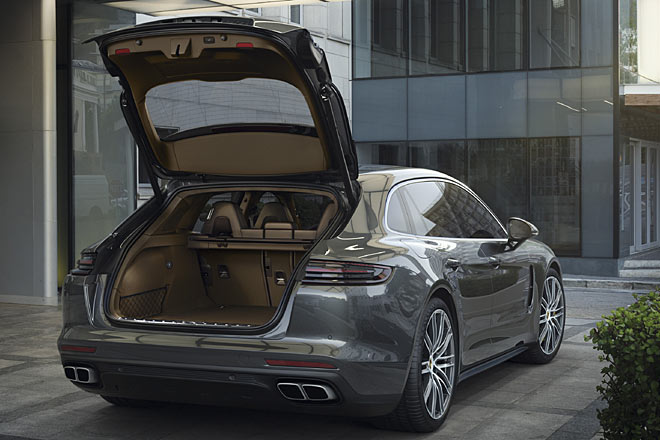 In Sachen Laderaum ist der Unterschied zur Limousine vernachlssigbar, allerdings reicht die Klappe des Kombi weiter nach unten