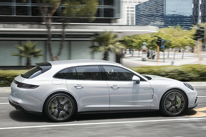 Der groe Dachspoiler wird von der Elektronik je nach Geschwindigkeit, Fahrprofil und ffnung des Panorama-Dachs in verschiedenen Winkeln hochgestellt