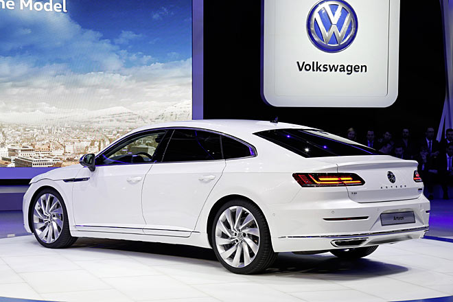Erstmals trgt ein VW den Modellschriftzug mittig und gesperrt