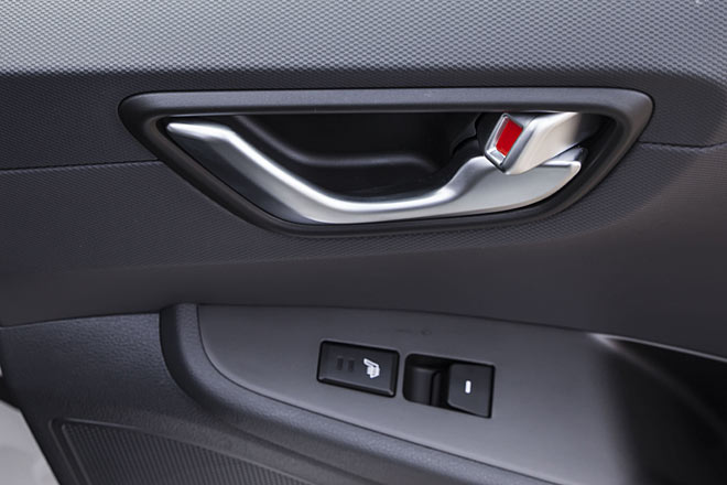 In Details wie Trffnern, der nur zweistufigen Sitzheizung, teilweise billig wirkenden Schaltern oder dem Einsatz von Kunstleder manifestiert sich der Abstand etwa zum VW Golf