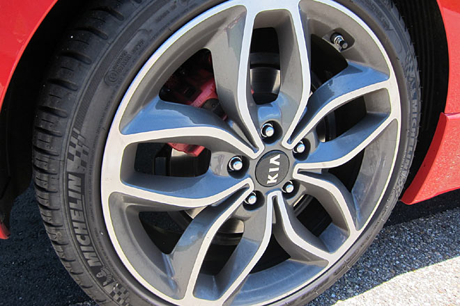 Auch die Bicolor-Rder gefallen. 18-Zoll-Format mit 225er-Reifen und rote Bremssttel sind Standard