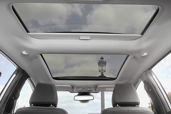 Optional liefert Ford nun auch ein groes, zu ffnendes Panorama-Glasdach. Der Mittelsteg strt weniger als die manuelle Bettigung der Sonnenrollos