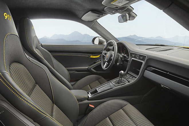 Innen gibt es Sitze mit Sport-Tex-Bezug und Schlaufen statt Trgriffe. Das Farbkonzept ist optional