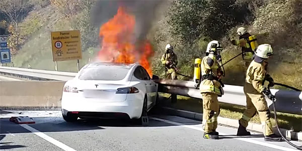 Tesla Model S komplett ausgebrannt