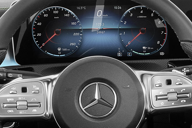 So klar gezeichnete Instrumente gab es bei Mercedes seit vielen Jahren nicht mehr. Das Lenkrad mit Tempomat-Bedienung und Touchflchen entspricht dem der S-Klasse