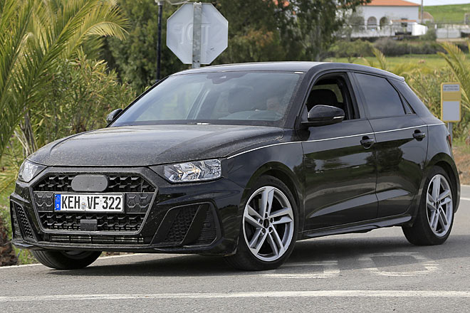 Das ist der neue Audi A1, nahezu ungetarnt erwischt in Sdeuropa. Audis Kleinster wird erwachsener, aber auch konventioneller