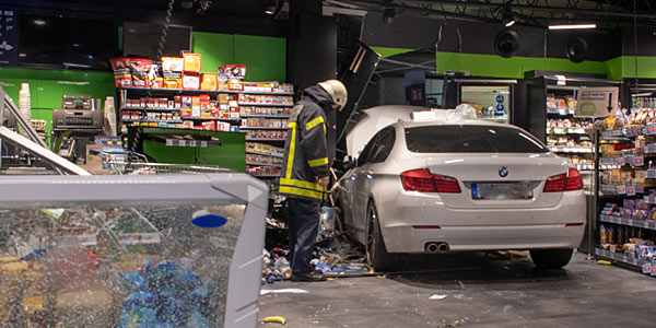 Panorama: Junge Frau steuert BMW in Verkaufsraum