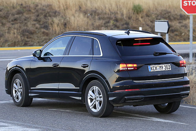 Der Dachspoiler ist grer als bisher. Der Q3 II berragt die auslaufende Generation bei Radstand, Lnge und Breite um je etwa fnf Zentimeter