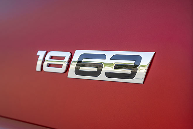 Das Topmodell trgt einen besonderen Schriftzug. Wie bisher mssen sechs Zylinder reichen. Der Hubraum betrgt 15,6 Liter, die Leistung liegt bei 625 PS. Dazu kommt ein automatisiertes 12-Gang-Getriebe