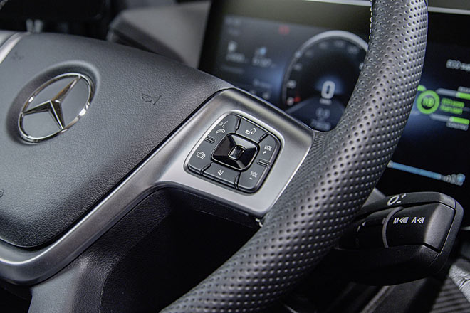 Das Lenkrad bietet nun, ganz wie bein den Pkw, Touchpads