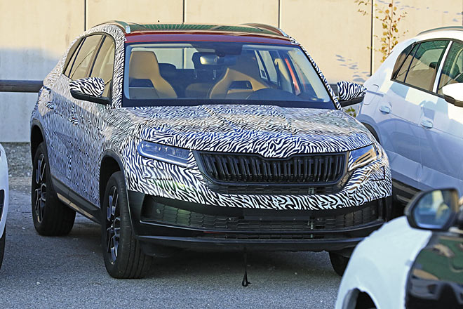 Doch dieses weniger abgeklebte Exemplar zeigt, dass sich auer den der Schrze kaum etwas ndert zum bekannten Modell. Innen sind Integralsitze erkennbar