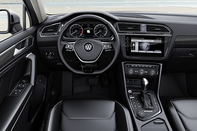 Zum Vergleich: VW verbaut die greren Digitalinstrumente und den greren Monitor, platziert diesen aber tiefer und pfeift auf Symmetrie. Beide Varianten sind dennoch sehr nah beieinander, »