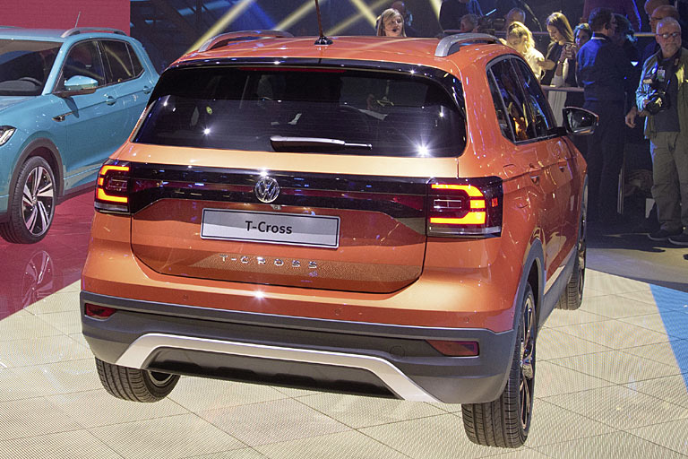 So sieht der T-Cross brigens aus, wenn er keine R-Line trgt: Deutlich braver, deutlich billiger