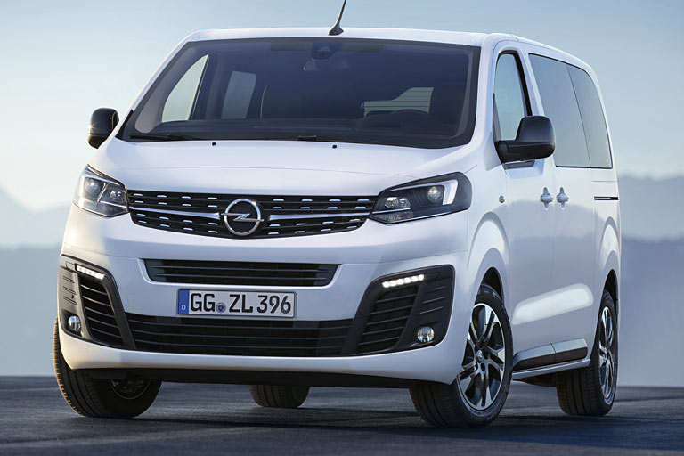 Es handelt sich um einen leicht auf Opel getrimmten Peugeot Traveller bzw. Citroen Spacetourer. Das Fahrzeug wird in drei Lngen zwischen 4,60 und 5,30 Metern angeboten