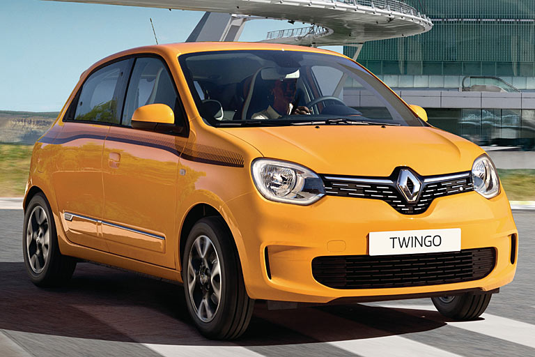 Gestatten, Renault Twingo III, Facelift 2019. Die Farbe sieht arg nach Kommunalbetrieb aus, der Twingo selbst jetzt erwachsener und ernster als zuvor