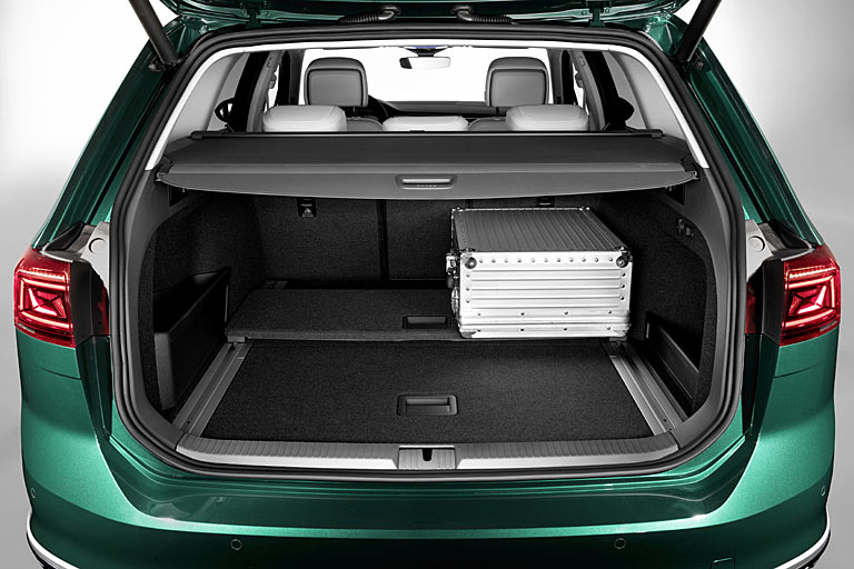 Im Laderaum bleibt alles wie gehabt: Keine nach oben fahrende Abdeckung, kein Chromschmuck fr die Ladekante, Schienensystem als Option