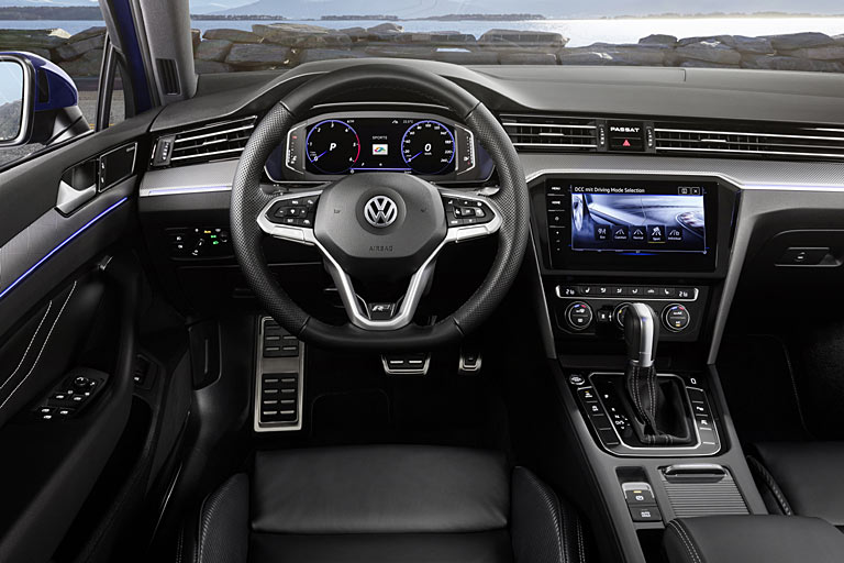 Blick ins Passat-Interieur: Die Fake-Lftungsleiste bleibt, die Navi-Gre auch. Zum Fremdschmen: Anstelle der schicken und praktischen Uhr in der Mitte gibt es knftig einen Modellschriftzug