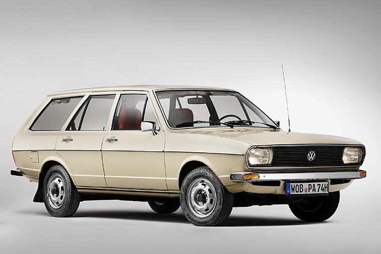 Auch wenn der Passat zuletzt schlechte Schlagzeilen hatte: Insgesamt ist er mit bald 30 Mio. Exemplaren der zweitmeistverkaufte VW und das erfolgreichste Mittelklasse-Auto der Welt. Im Bild der B1 Variant von 1974