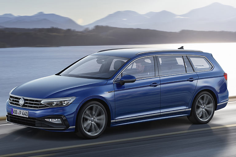 Der Passat bleibt optisch deutlich dezenter als der Arteon, gewinnt aber an Prsenz hinzu. LED-Scheinwerfer sind endlich Standard, und auch die Lichtsignatur hat VW aufgehbscht