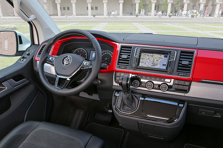 Klarer, zeitloser, funktionaler: So sieht das Multivan-Armarturenbrett aktuell noch aus (Farbe optional). Hier sieht man auch die Unterschiede in der Trverkleidung