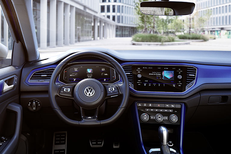 Das Interieur unterscheidet sich nur in Details von dem der schwcheren Modelle. Unter anderem betrifft dies Edelstahl-Pedalerie, schwarzen Dachhimmel und Einstiegsleisten