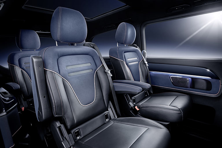 Der 100-kWh-Akku schrnkt das Raumangebot nicht ein. Es sind Konfigurationen mit vier, fnf, sechs, sieben oder acht Pltzen mglich