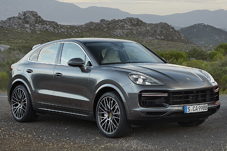 Der Vorderwagen entspricht weitgehend dem bekannten Design. Als V8-Biturbo leistet der Cayenne 550 PS und erreicht 286 km/h